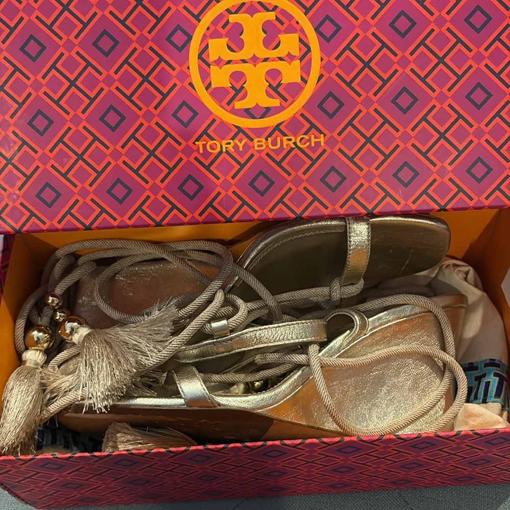 Tory Burch Metallic Gold Tassel Wedge Sandals size 7.5 M - Picture 9 of 10
